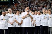 　長嶋茂雄さんの追悼試合後、あいさつする巨人ＯＢ会長の中畑清さん（中央）＝１６日、東京ドーム（代表撮影）