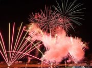 関市の夜空と川面を鮮やかに染めたスターマイン＝１３日午後７時３８分、同市稲口、津保川河畔（撮影・山田雄大）