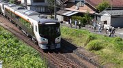 焼石駅を通過するHC８５系（特急「ひだ」１号）＝１日午前、下呂市焼石