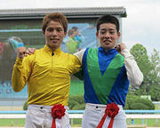 表彰式で笑顔の渡辺騎手（右）と高知・塚本雄大騎手