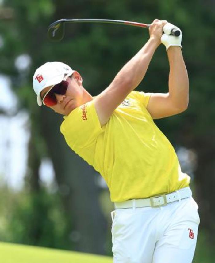 　最終日、４番でティーショットを放つ佐藤快斗。通算１５アンダーで初優勝＝横浜ＣＣ