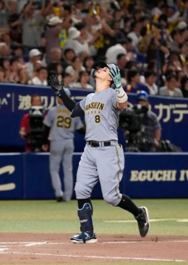　８回、３ランを放ち、本塁に向かう阪神・佐藤＝バンテリンドーム