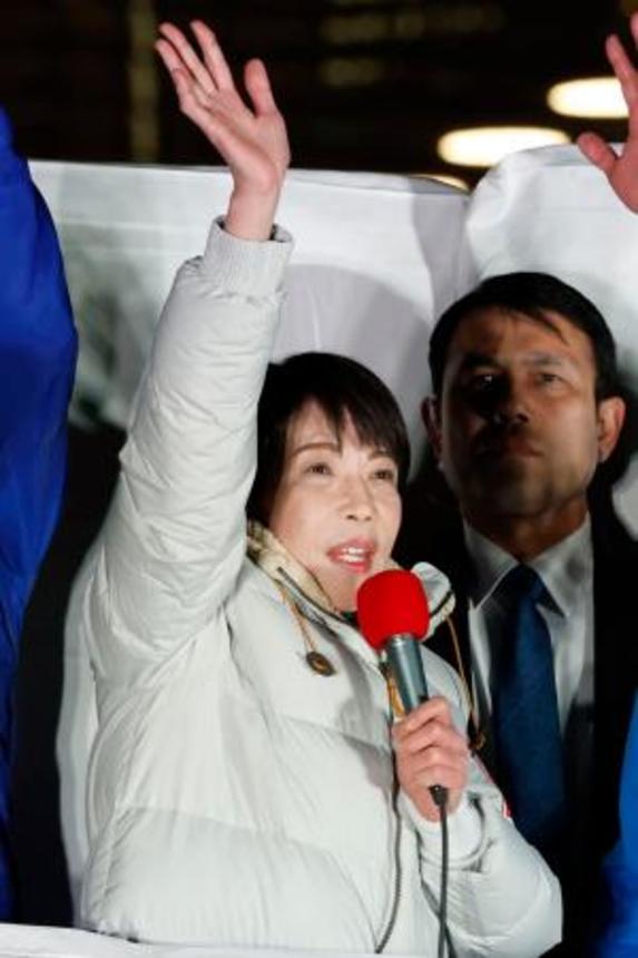 　街頭演説で支持を訴える自民党総裁の高市首相＝３０日午後、福岡市