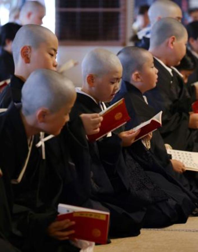 　京都・東本願寺で、僧侶になるための儀式「得度式」に臨む子どもたち＝４日午前