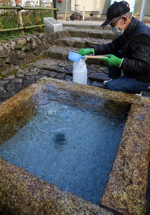 地下１３６メートルの地下から湧き出る水で満たされた井戸槽。「鎮守の森」には水が流れる透き通った音が響く＝大垣市加賀野、加賀野八幡神社