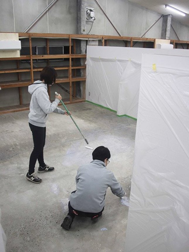 アトリエ立ち上げに向け、５人が自ら塗装をした＝１０月