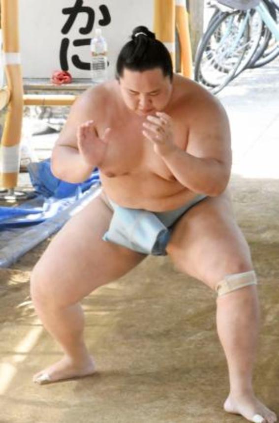 　稽古する琴勝峰＝名古屋市の佐渡ケ嶽部屋宿舎