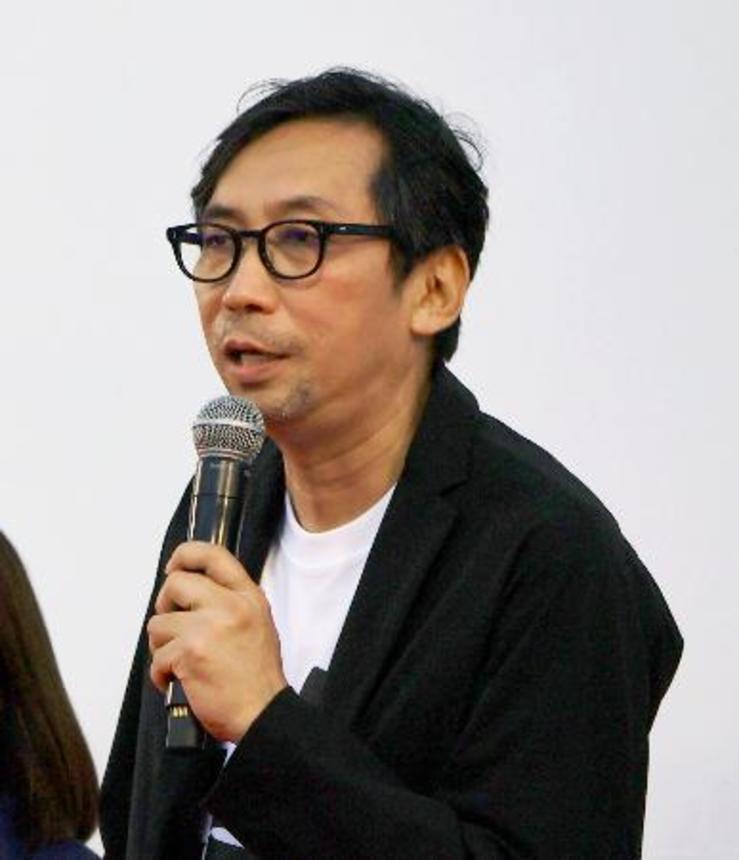 　「くまもと復興映画祭」の前夜祭であいさつする行定勲監督＝９日午後、熊本市
