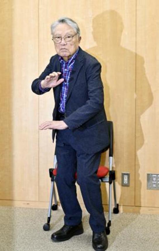 　ポーズをとる伊東四朗さん＝３日午後、東京都港区