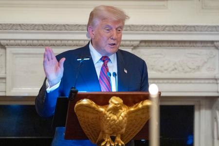 　ホワイトハウスでのディナーの席でスピーチするトランプ米大統領＝１８日、ワシントン（ＡＰ＝共同）