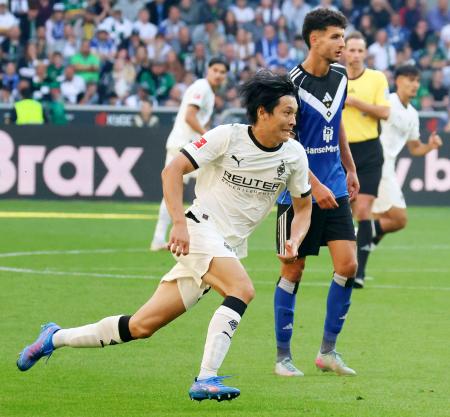 　ハンブルガーＳＶ戦で攻め込むボルシアＭＧの町野（左）＝メンヘングラッドバッハ（共同）