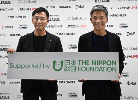 　写真に納まるＢリーグの島田慎二コミッショナー（左）と日本財団特定事業部の長谷川隆治部長＝１６日、東京都文京区