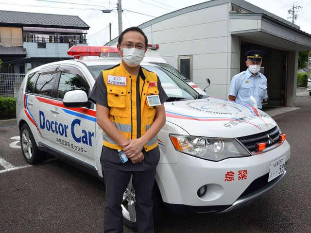 導入したドクターカーを紹介する木沢記念病院の山田実貴人副院長（左）＝美濃加茂市古井町