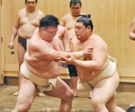 　朝稽古で師匠の二所ノ関親方（左）と相撲を取る大の里＝茨城県阿見町の二所ノ関部屋