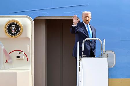 　日本訪問を終え、韓国に向けて出発するトランプ米大統領＝２９日午前、羽田空港（代表撮影）