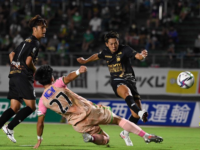 ＦＣ岐阜×福島＝前半、シュートを放つ岐阜のＭＦ吉浜＝長良川競技場