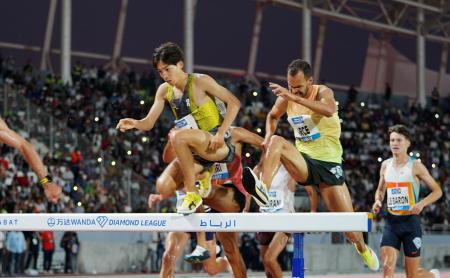 　モロッコでのダイヤモンドリーグ第４戦、男子３０００メートル障害で障害を越える三浦龍司＝２５日、ラバト（ロイター＝共同）
