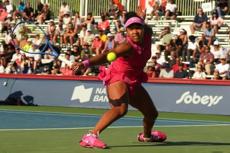 　ナショナルバンク・オープンの女子シングルス２回戦でプレーする大坂なおみ＝トロント（カナディアンプレス提供・ＡＰ＝共同）