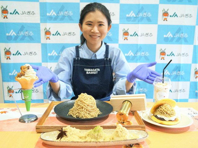 新発売のスイーツを披露する青山文香さん＝山県市東深瀬、山県ばすけっと