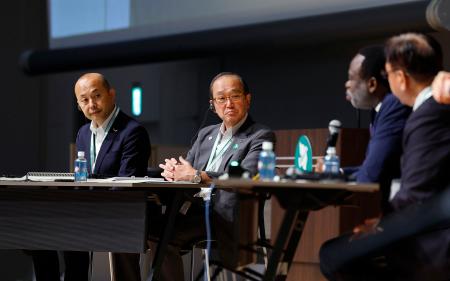 　「平和首長会議」のパネルディスカッションに参加する（左から）長崎市の鈴木史朗市長と広島市の松井一実市長ら＝８日午前、長崎市
