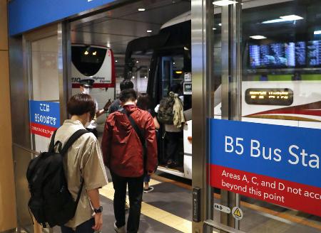 　バスタ新宿から長距離バスに乗り込む人たち＝２０２０年、東京都渋谷区