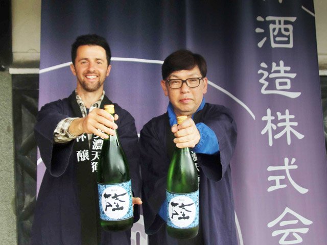自ら仕込んだ日本酒「ＲＩＣＫ　陸」を見せるリック・ヤングさん（左）と林伊兵衛社長＝可児市羽崎、林酒造