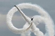 ブルーインパルスによる「コークスクリュー」＝岐阜県各務原市、航空自衛隊岐阜基地