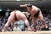 　霧島がはたき込みで隆の勝を下す＝両国国技館