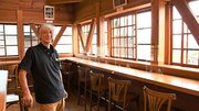 リニューアルオープンした蓮如茶屋で「ゆっくり休んでいってほしい」と話す白木弘一さん＝白川村飯島