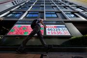 　日経平均株価の終値を示すモニター＝２９日午後、東京都中央区