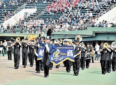 迫力ある演奏で盛り上げる県岐阜商吹奏学部
