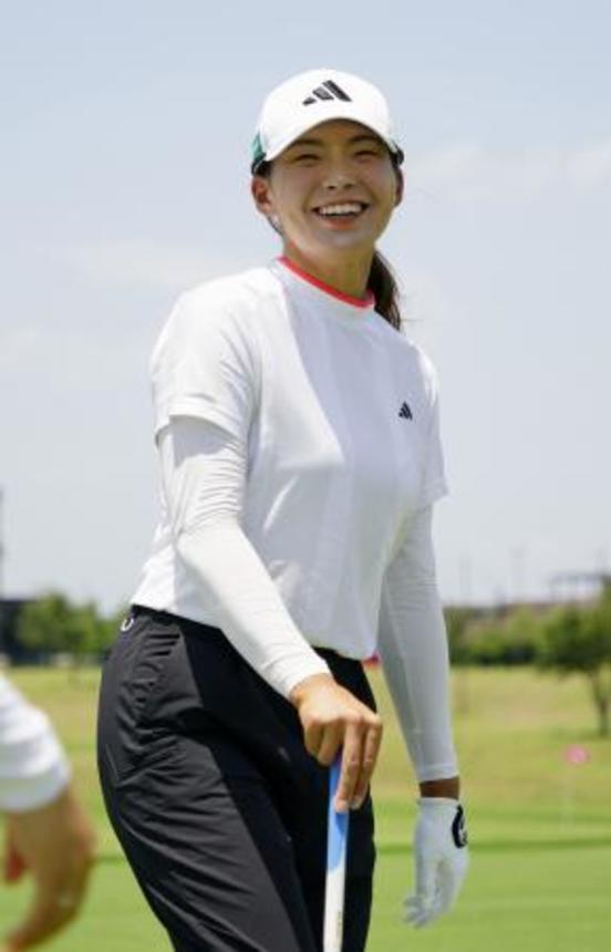 　練習場で笑顔を見せる渋野日向子＝フィールズ・ランチ・イースト（共同）
