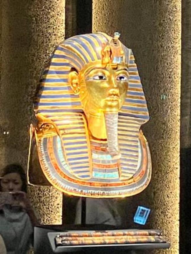 　大エジプト博物館に展示されたツタンカーメンの「黄金のマスク」＝４日、カイロ近郊ギザ（共同）