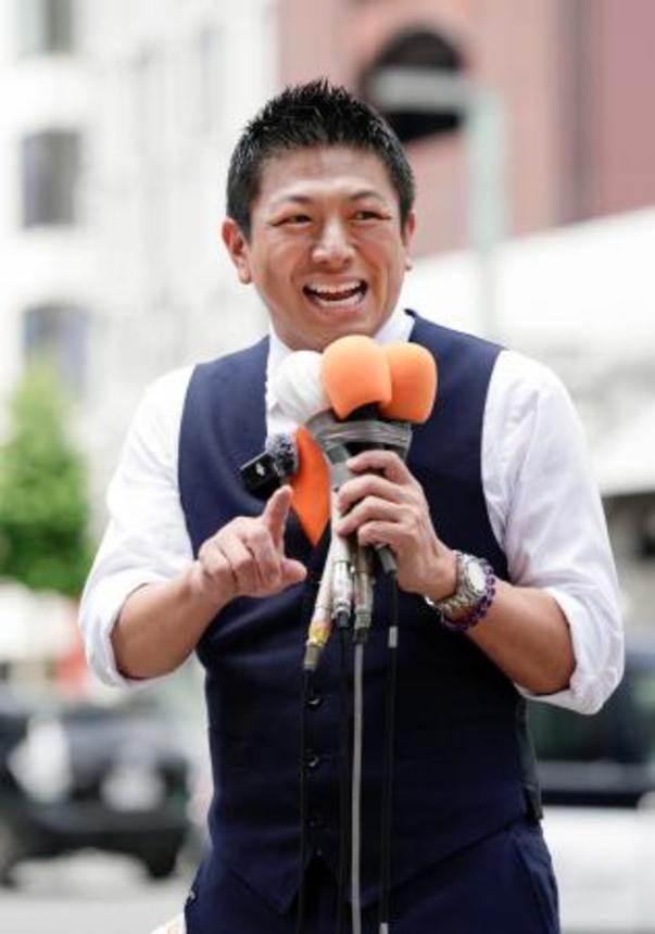 　参院選が公示され、街頭演説する参政党の神谷代表＝３日午前、東京・銀座