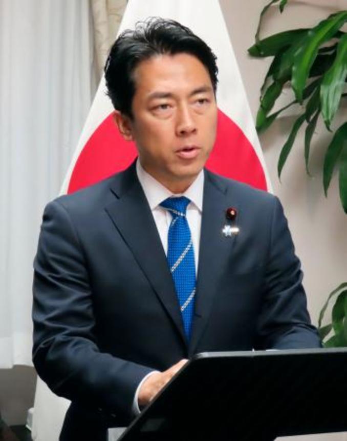 　記者会見する小泉防衛相＝２６日午前、国会内