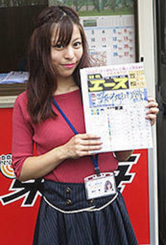 競馬タレントの神田舞さんが専門紙販売を手伝い、笠松競馬場内の雰囲気を盛り上げた