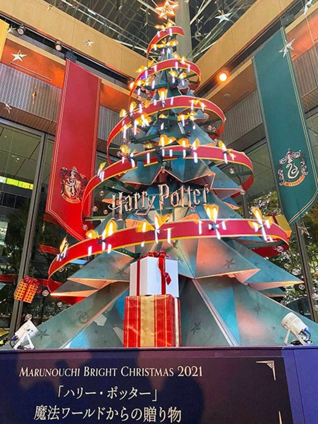 高さ９メートルのクリスマスツリー＝東京・丸の内、丸ビル
