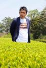 　有機茶の輸出に取り組む小浦武士さん＝４月、宮崎市