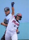 大垣ミナモＳＣ×日本精工＝延長９回表大垣ミナモ２死満塁、走者一掃の３点三塁打を放ちガッツポーズする大谷＝西予市営宇和球場