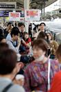 　お盆の帰省ラッシュが本格的に始まり、混雑するＪＲ東京駅の新幹線ホーム＝９日午前