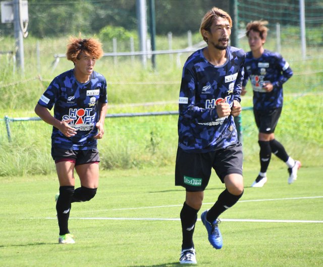 鹿児島戦に向け調整する村田（左）らＦＣ岐阜の選手＝２１日、羽島郡笠松町内