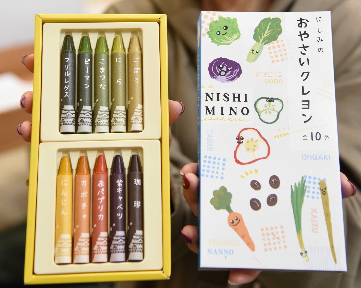 販売が始まった「にしみのおやさいクレヨン」。野菜など自然の素材を使っており、安全性と淡い色合いが特徴＝岐阜県大垣市外野、イオンモール大垣