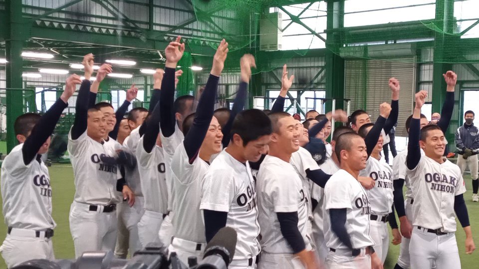 選抜高校野球大会出場が決まり喜ぶ大垣日大の選手たち＝２７日午後、安八郡神戸町