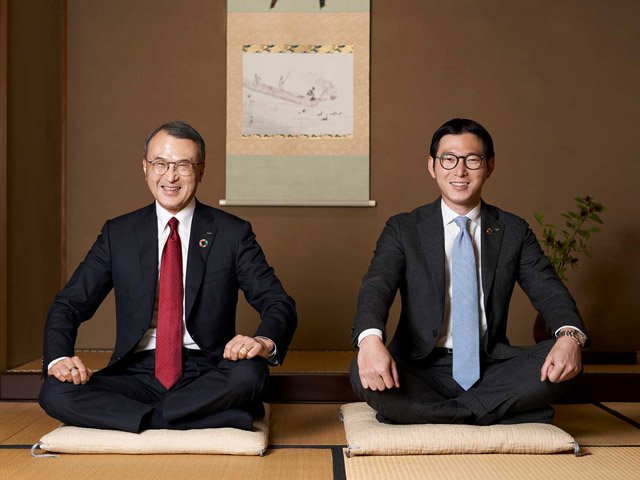 社長兼最高執行責任者に就任した遠藤浩彰氏（右）と、会長兼最高経営責任者に就いた遠藤宏治氏（ＫＡＩグループ提供）