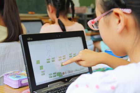 　算数の授業でタブレット端末を操作する児童（イメージ）
