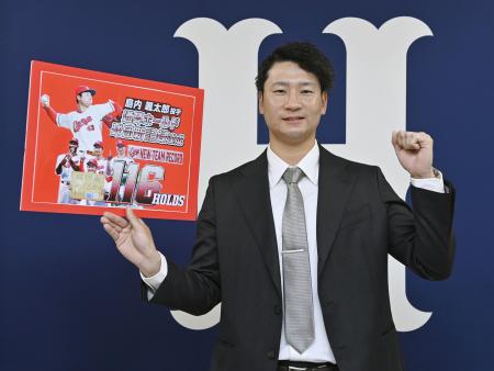 　契約更改を終え、ポーズをとる広島・島内＝１６日、マツダスタジアム