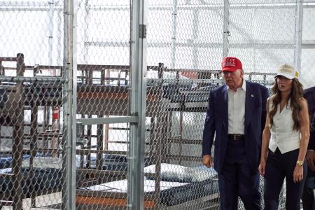 　新たに建設された不法移民の収容施設「アリゲーター・アルカトラズ」を視察するトランプ米大統領（左）＝１日、フロリダ州（ＡＰ＝共同）