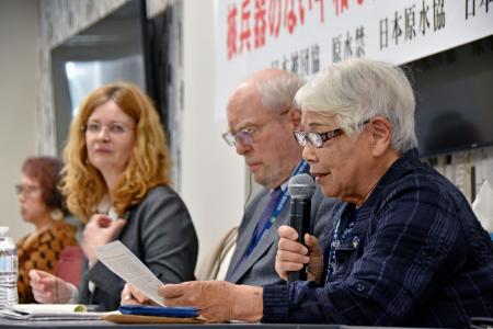 　２９日、米ニューヨークで被爆体験を証言する被団協の浜中紀子さん（共同）