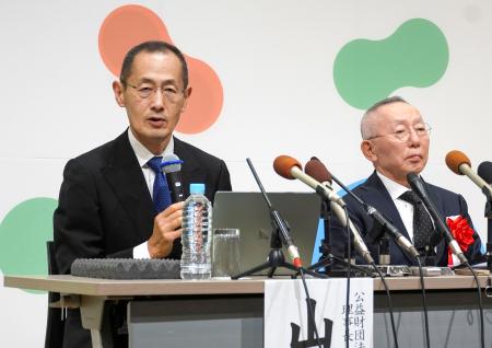 　「Ｙａｎａｉ　ｍｙ　ｉＰＳ製作所」が開所し、記者会見する山中伸弥京大教授（左）とファーストリテイリングの柳井正会長兼社長＝２０日午前、大阪市北区