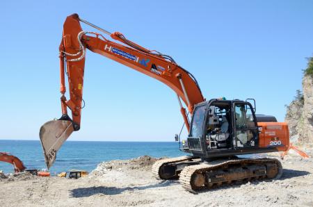 　県外から遠隔操縦で作業する無人のショベルカー＝８日午後、石川県輪島市
